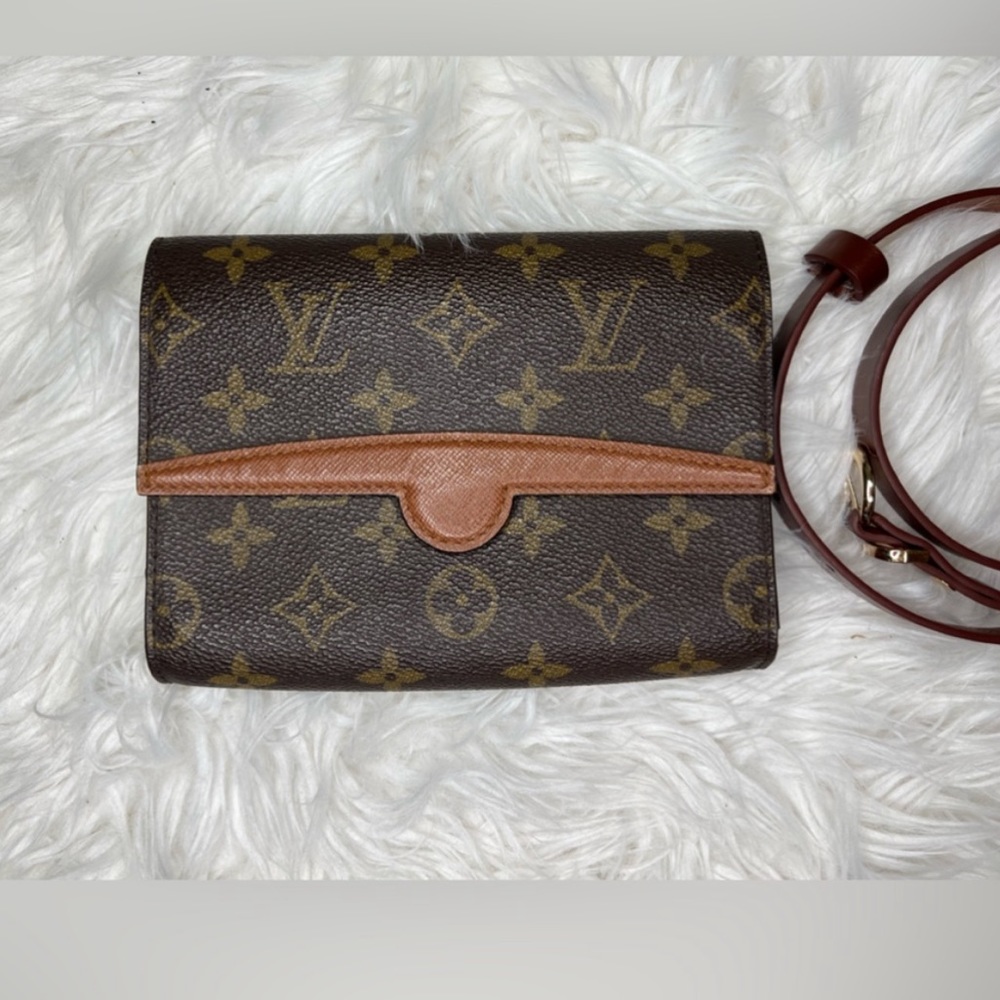 LOUIS VUITTON
Monogram Pochette Ceinture Arche Belt Bag